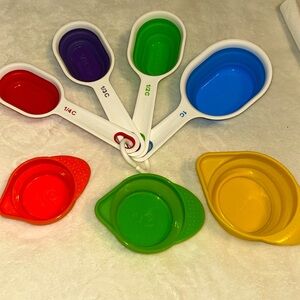 🛍️FOUR 4 THIRTY🛍️ Lot Of Measuring Cups!